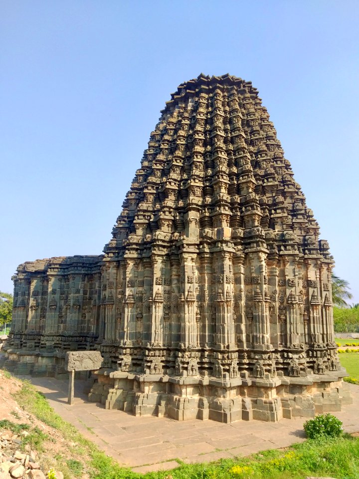 12th_century_Dodda_Basappa_temple,_Dambal,_Karnataka_India_-_10
