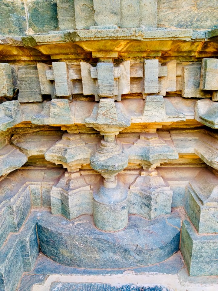 11th_century_Brahma_Jinalaya_temple,_Lakkundi,_Karnataka_India_-_70