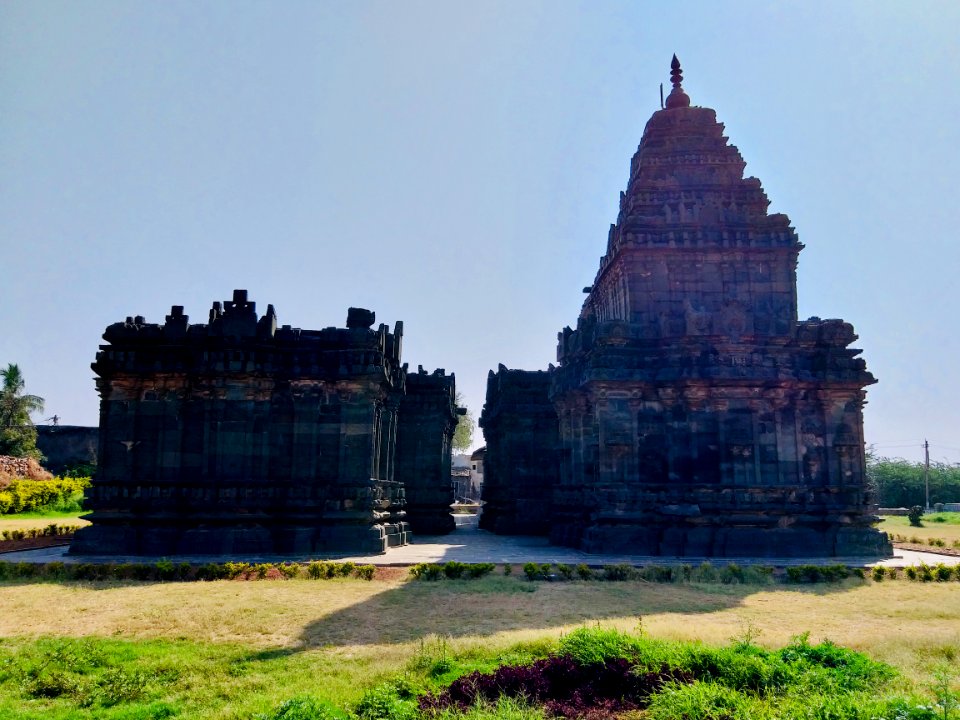 11th_century_Brahma_Jinalaya_temple,_Lakkundi,_Karnataka_India_-_97