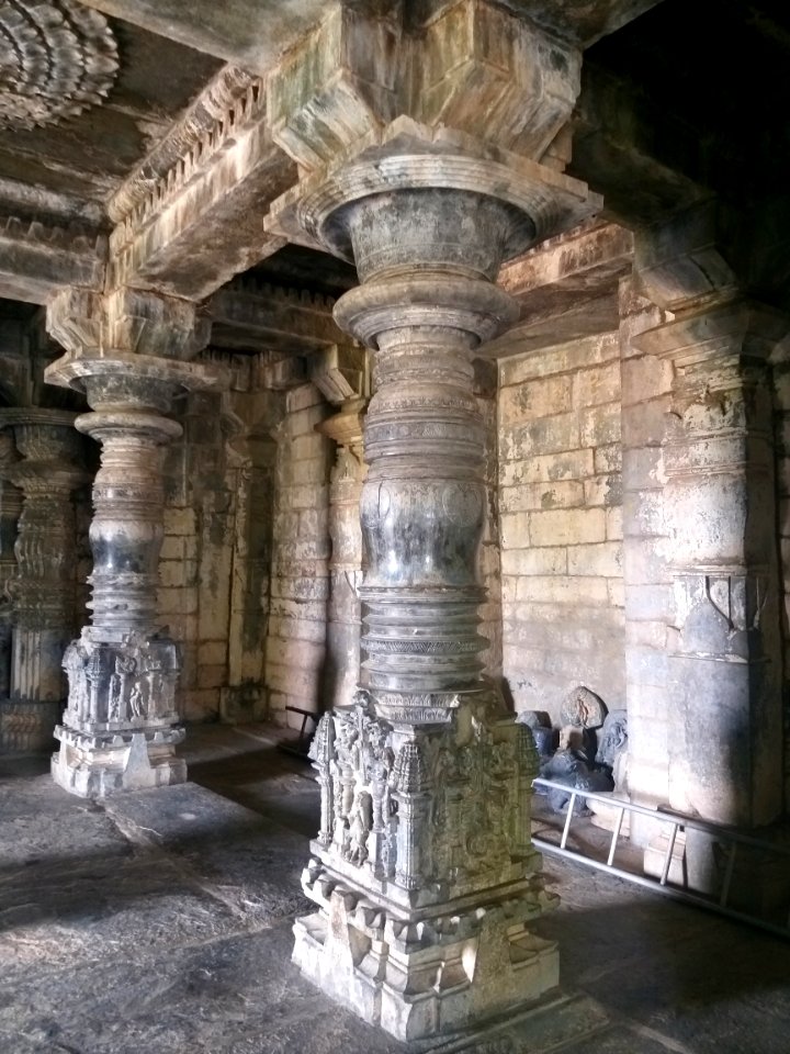 12th_century_Dodda_Basappa_temple,_Dambal,_Karnataka_India_-_08