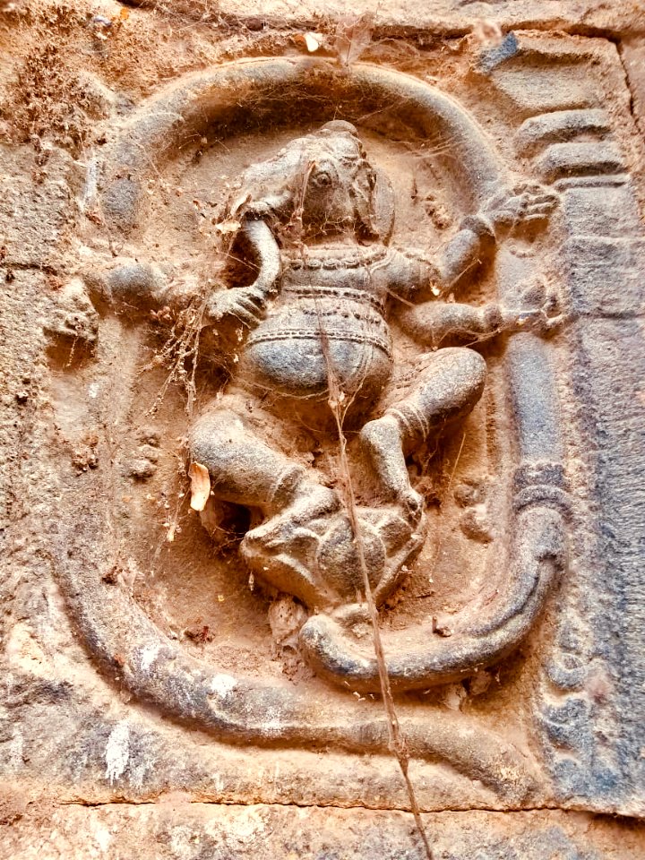 11th_12th-century_Pachala_Someshwara_Temple_dancing_Ganesha