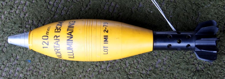 120mm_mortar_bomb_illuminating,_photographed_at_the_Aalborg_Forsvars-_og_Garnisonsmuseum