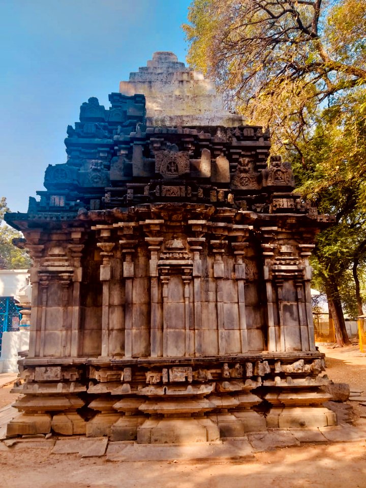 11th_12th-century_Pachala_Someshwara_Temple_shrines