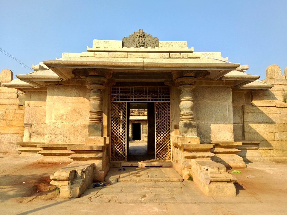11th_century_Someshwara_temple,_Lakshmeswar,_Karnataka_India_-_14