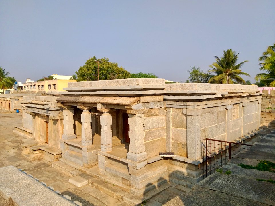 11th_century_Someshwara_temple,_Lakshmeswar,_Karnataka_India_-_11