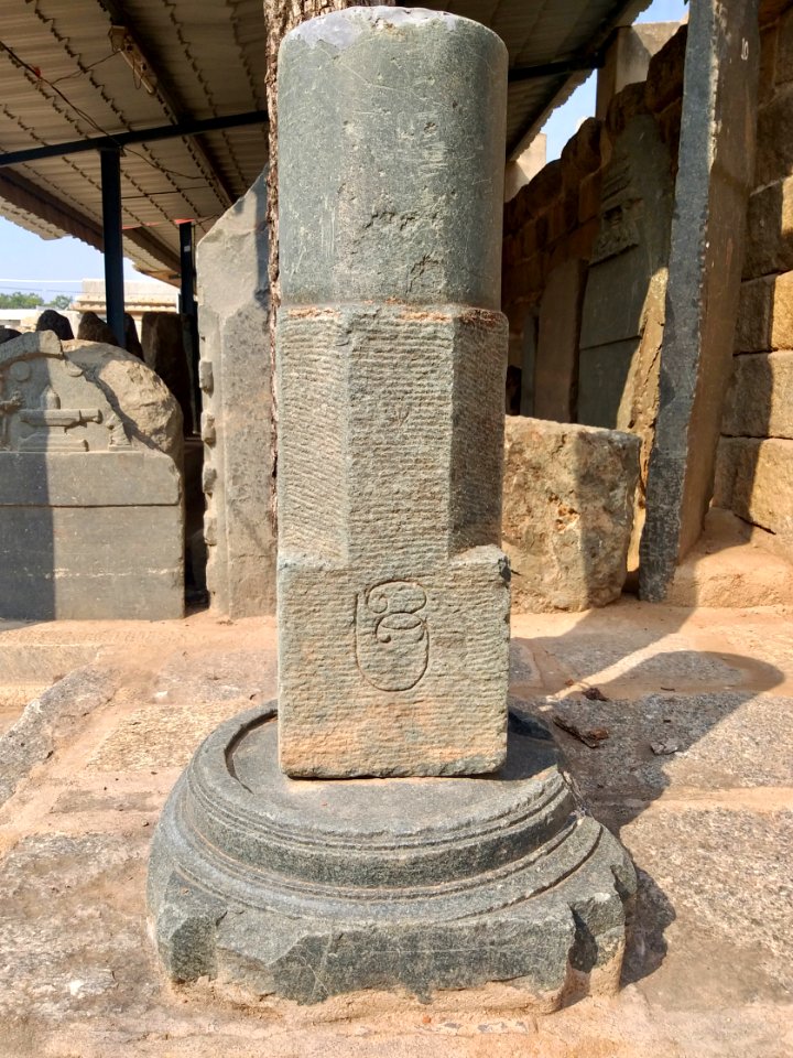 11th_century_Someshwara_temple,_Lakshmeswar,_Karnataka_India_-_114