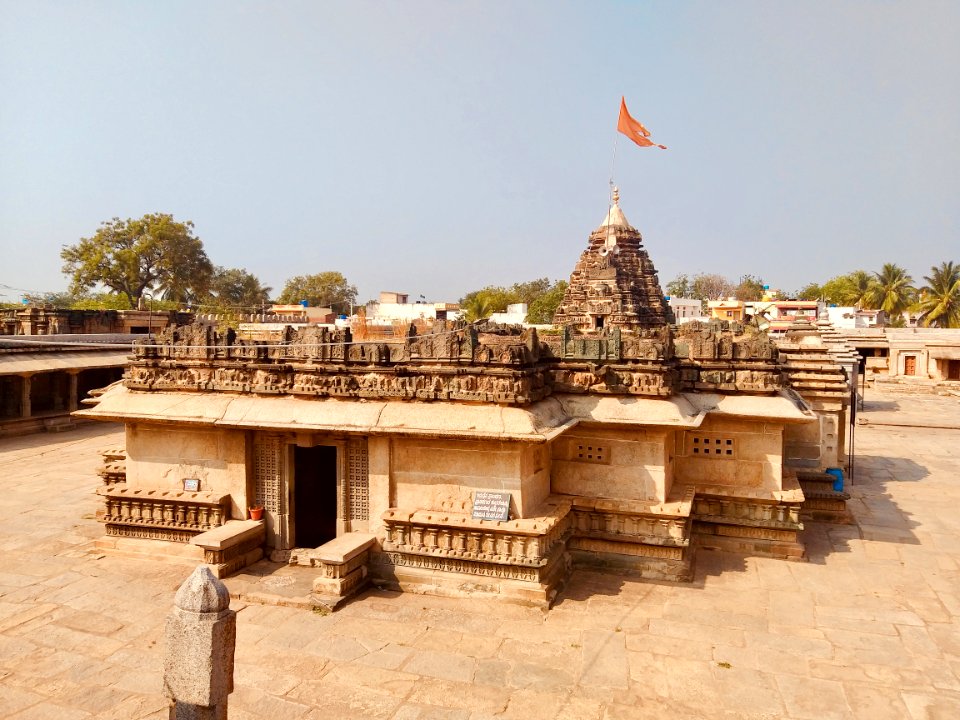 11th_century_Someshwara_temple,_Lakshmeswar,_Karnataka_India_-_108