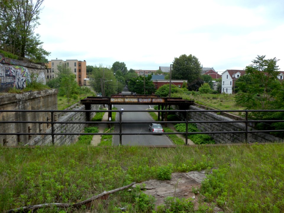 10th_St_embankment_split_jeh