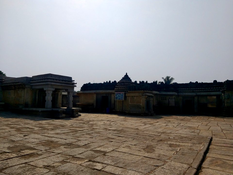 11th_century_Someshwara_temple,_Lakshmeswar,_Karnataka_India_-_118