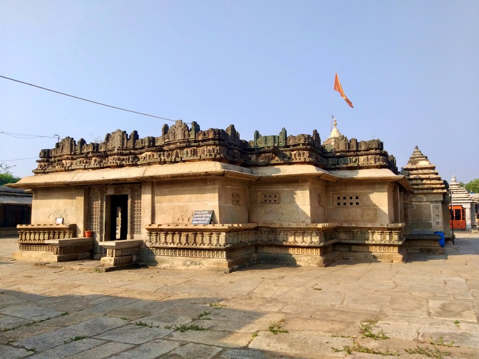 11th_century_Someshwara_temple,_Lakshmeswar,_Karnataka_India_-_13