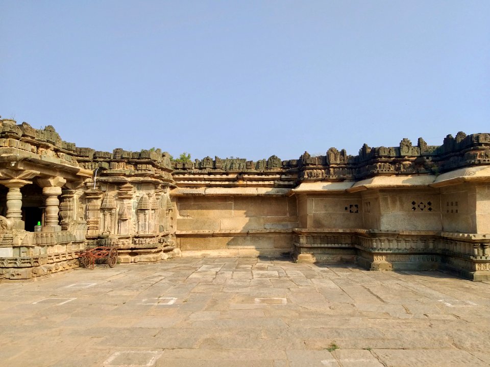 11th_century_Someshwara_temple,_Lakshmeswar,_Karnataka_India_-_22