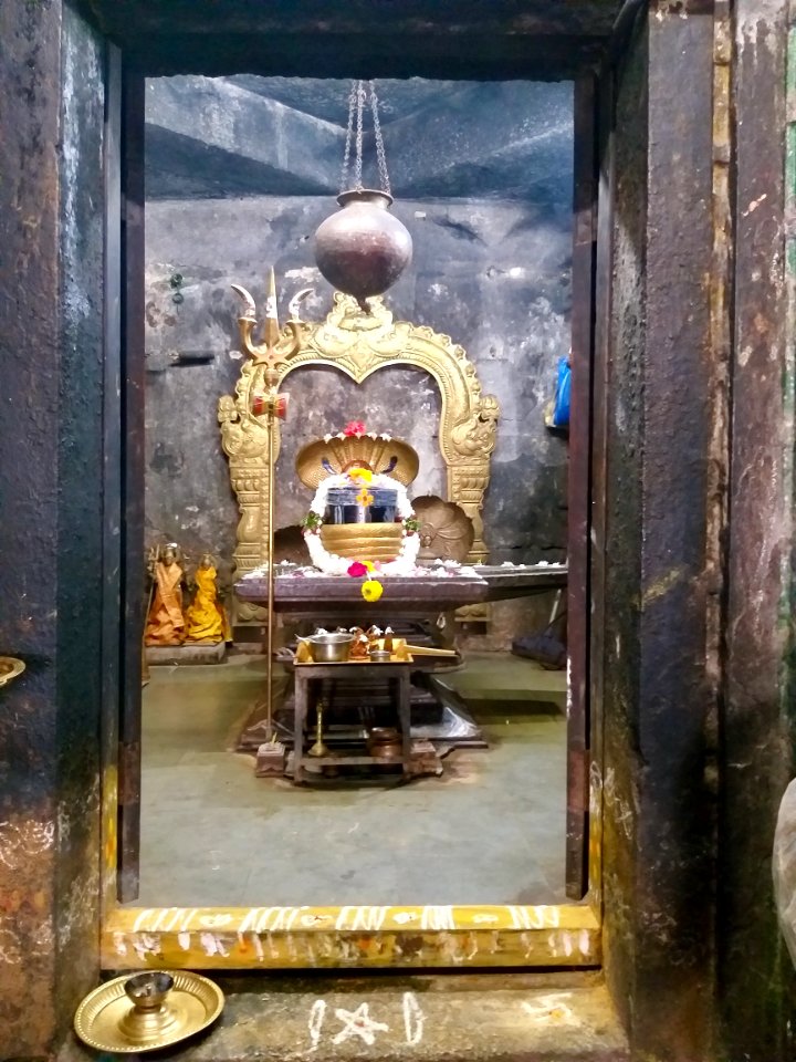 11th_century_Ramalingeshwara_Temple,_Nandikandi,_Telangana,_Kalyani_Chalukyas,_the_sanctum_2