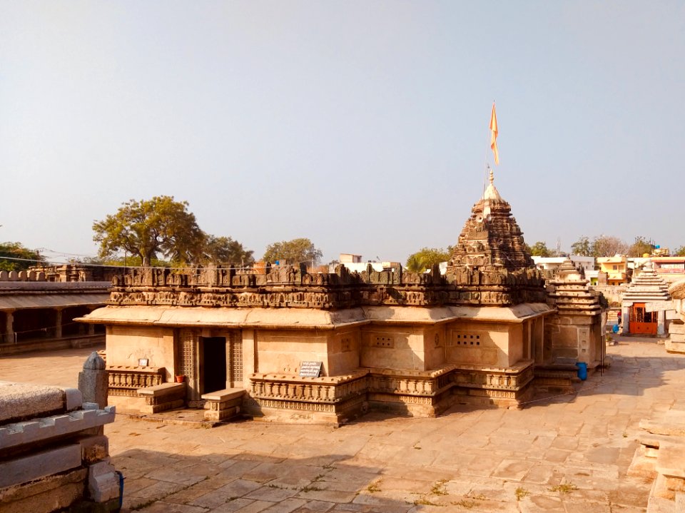 11th_century_Someshwara_temple,_Lakshmeswar,_Karnataka_India_-_01