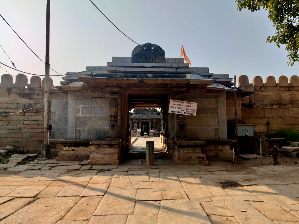 11th_century_Someshwara_temple,_Lakshmeswar,_Karnataka_India_-_3