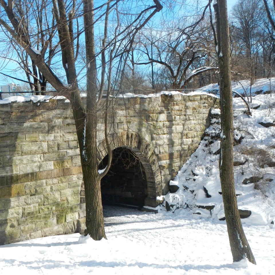 110th_St_Arch_sun_snow_jeh