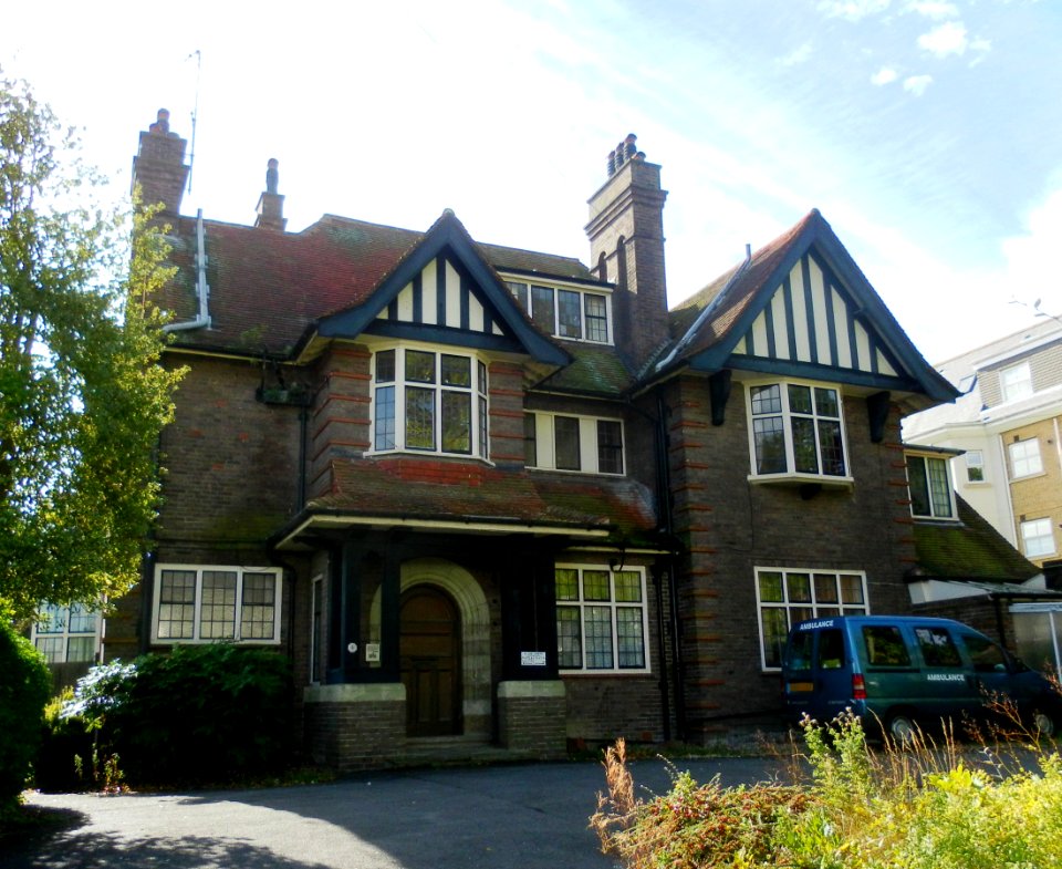11_The_Goffs,_Old_Town,_Eastbourne_(NHLE_Code_1406935)_(October_2012)