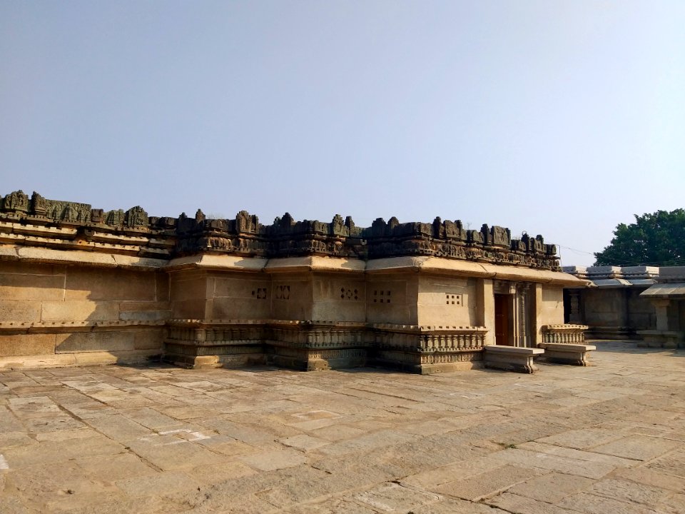 11th_century_Someshwara_temple,_Lakshmeswar,_Karnataka_India_-_30