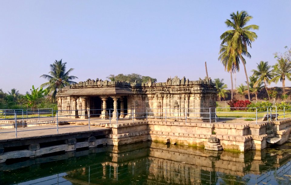 11th_12th_century_Manikeshwara_temple,_Lakkundi,_Karnataka_India_-_3