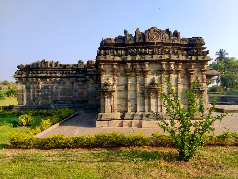 11th_12th_century_Manikeshwara_temple,_Lakkundi,_Karnataka_India_-_10