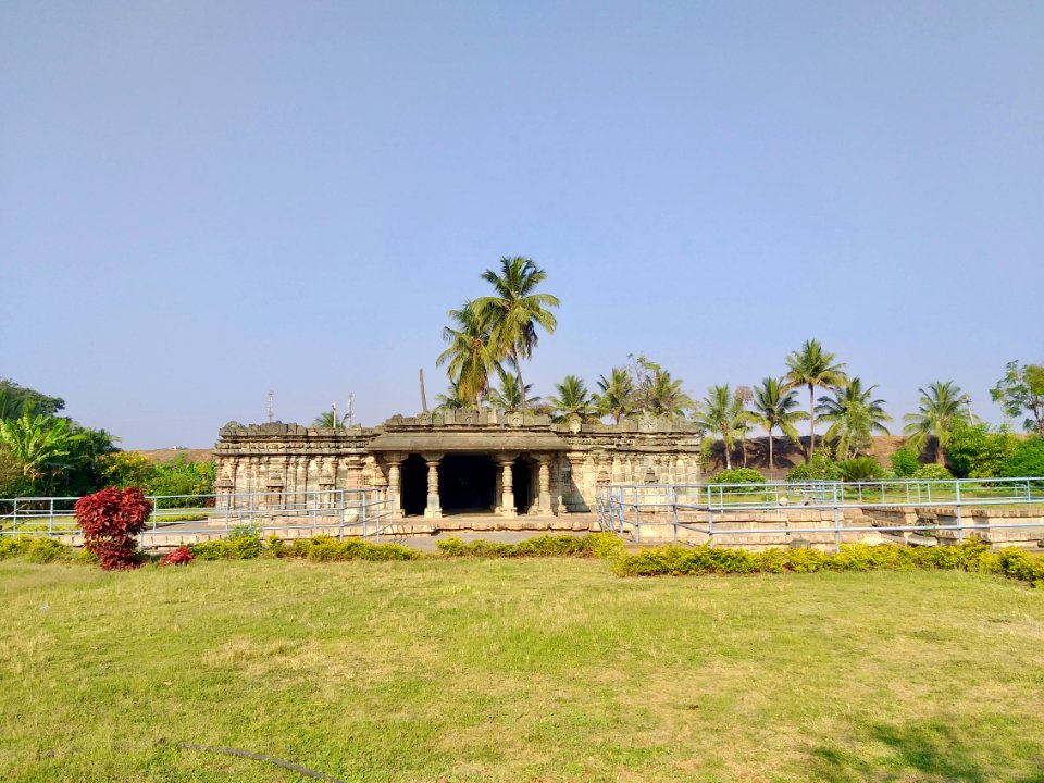 11th_12th_century_Manikeshwara_temple,_Lakkundi,_Karnataka_India_-_01