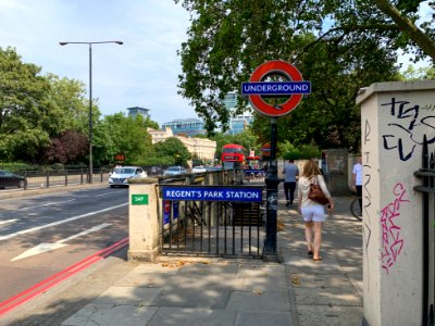 11_Regent's_Park_station_entrance