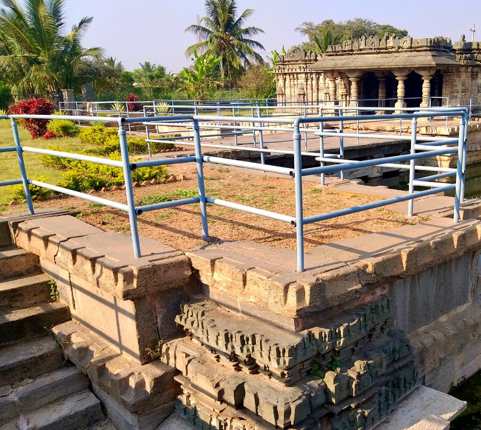 11th_12th_century_Manikeshwara_temple,_Lakkundi,_Karnataka_India_-_32