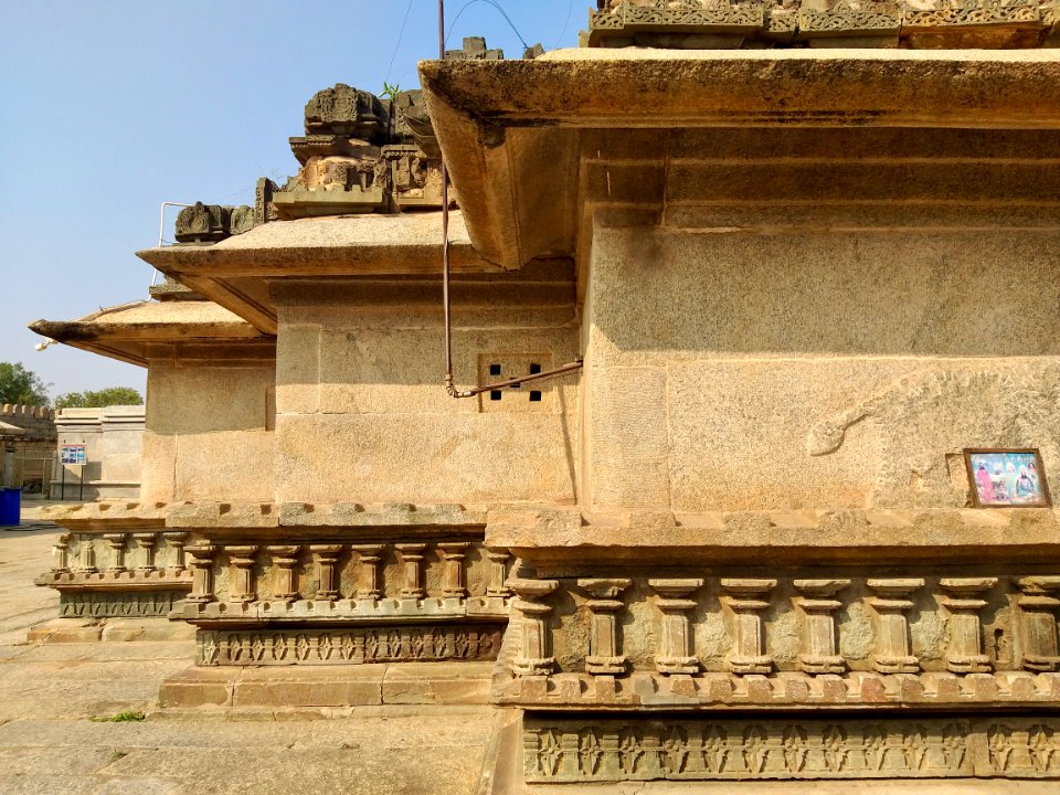 11th_century_Someshwara_temple,_Lakshmeswar,_Karnataka_India_-_82