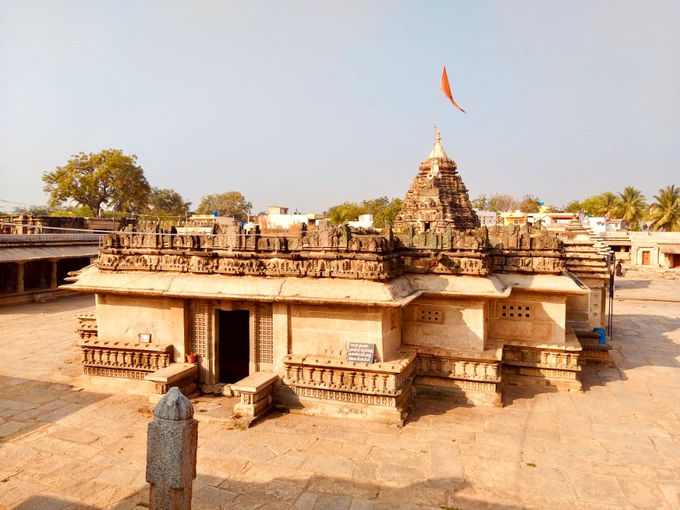 11th_century_Someshwara_temple,_Lakshmeswar,_Karnataka_India_-_06