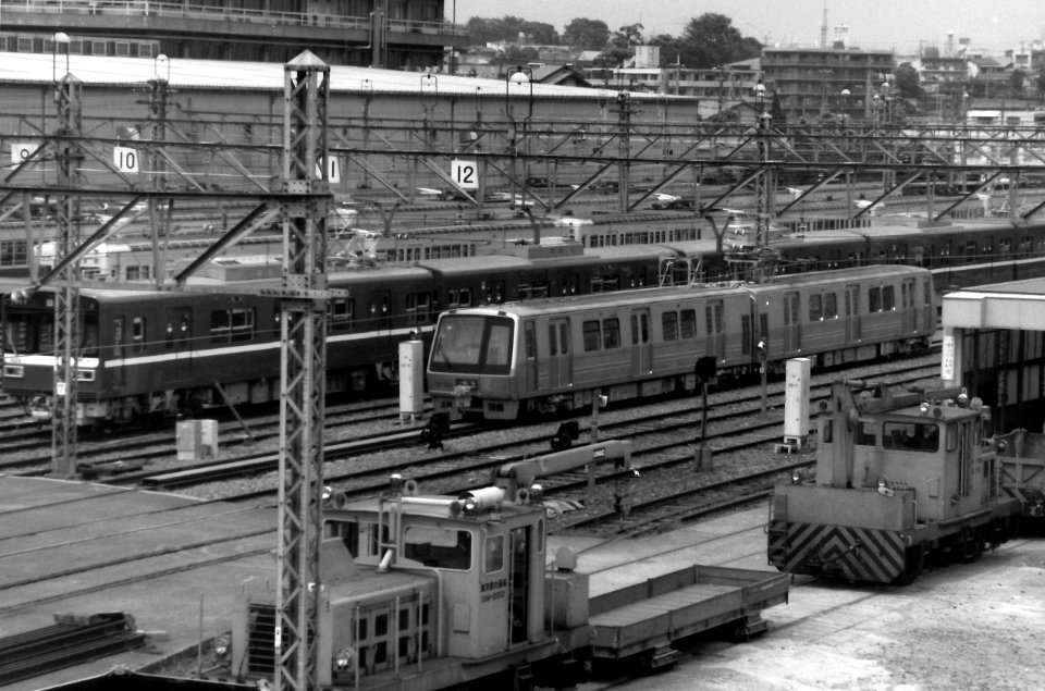 12-000_prototype_and_Keikyu_1500_at_Magome_depot
