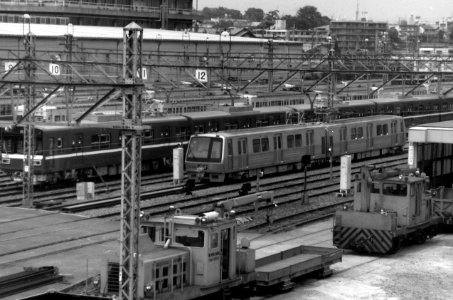 12-000_prototype_and_Keikyu_1500_at_Magome_depot