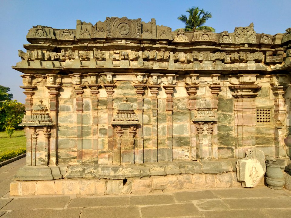 11th_12th_century_Manikeshwara_temple,_Lakkundi,_Karnataka_India_-_11