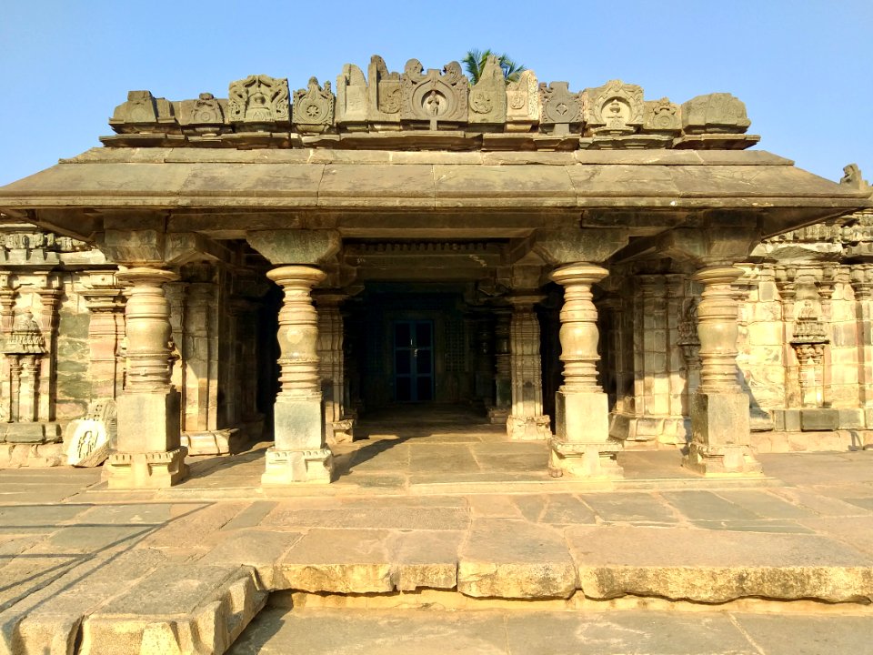 11th_12th_century_Manikeshwara_temple,_Lakkundi,_Karnataka_India_-_04