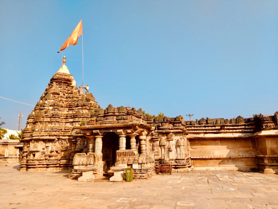 11th_century_Someshwara_temple,_Lakshmeswar,_Karnataka_India_-_03