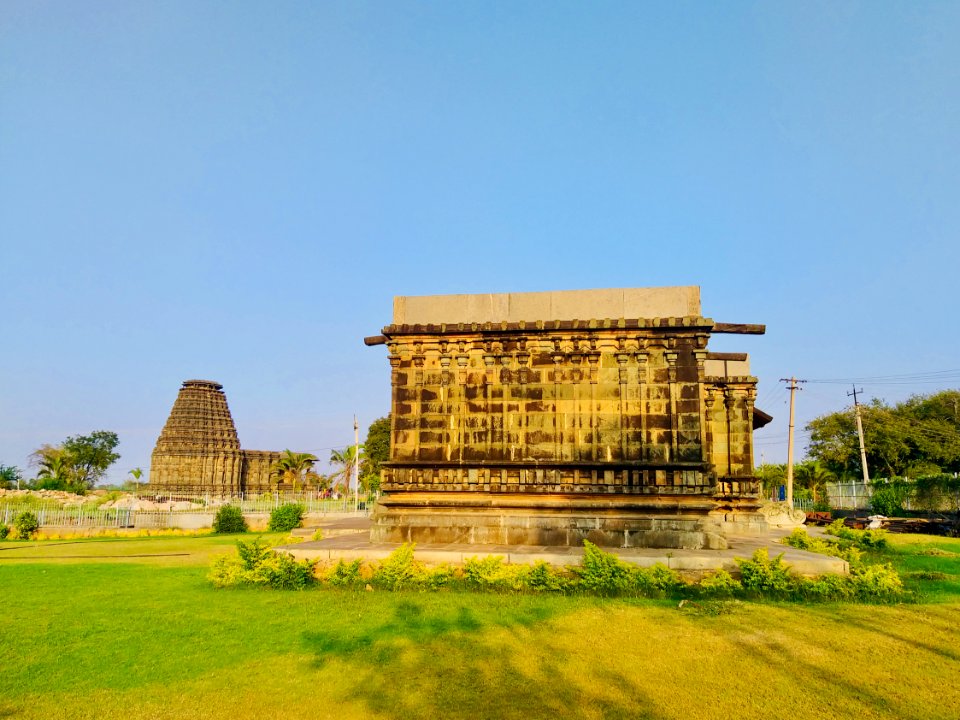 11th_century_Somesvara_temple,_Dambal,_Karnataka_India_-_6