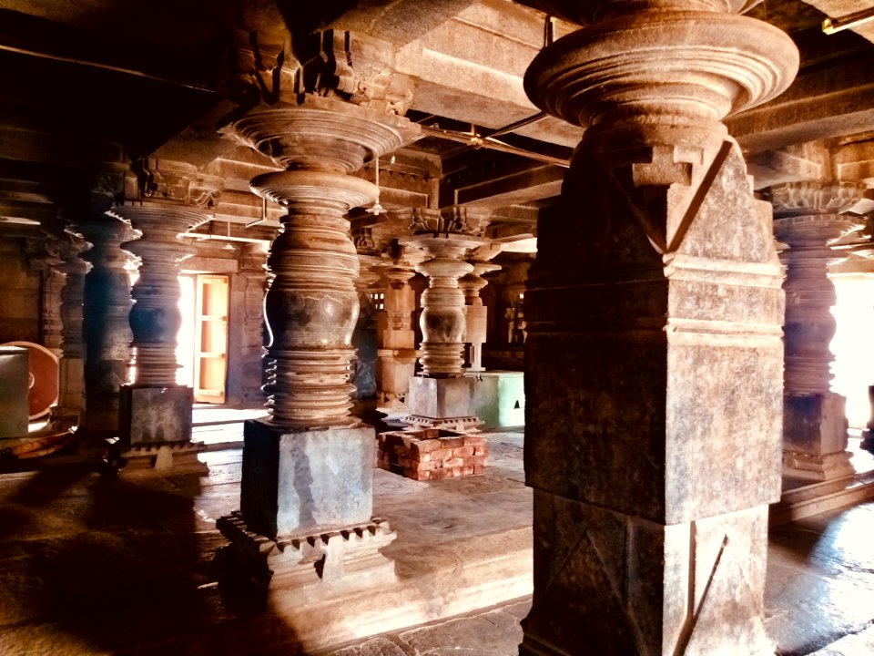 11th_century_Someshwara_temple,_Lakshmeswar,_Karnataka_India_-_87