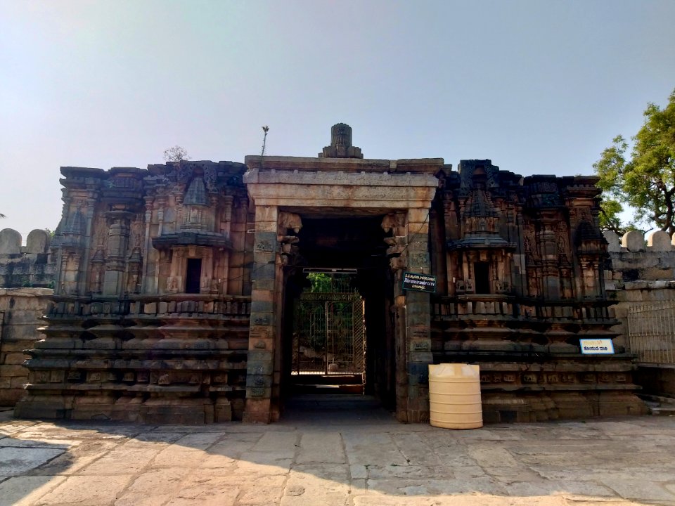 11th_century_Someshwara_temple,_Lakshmeswar,_Karnataka_India_-_29