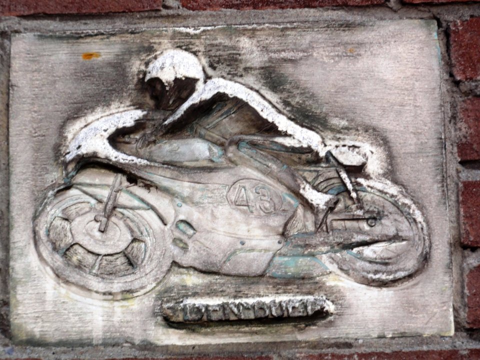 's-Hertogenbosch_Gevelrelief_oude_fabriek_Buitendijkstraat