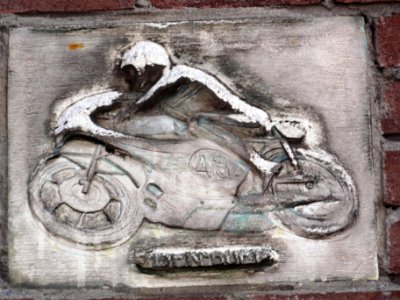 's-Hertogenbosch_Gevelrelief_oude_fabriek_Buitendijkstraat