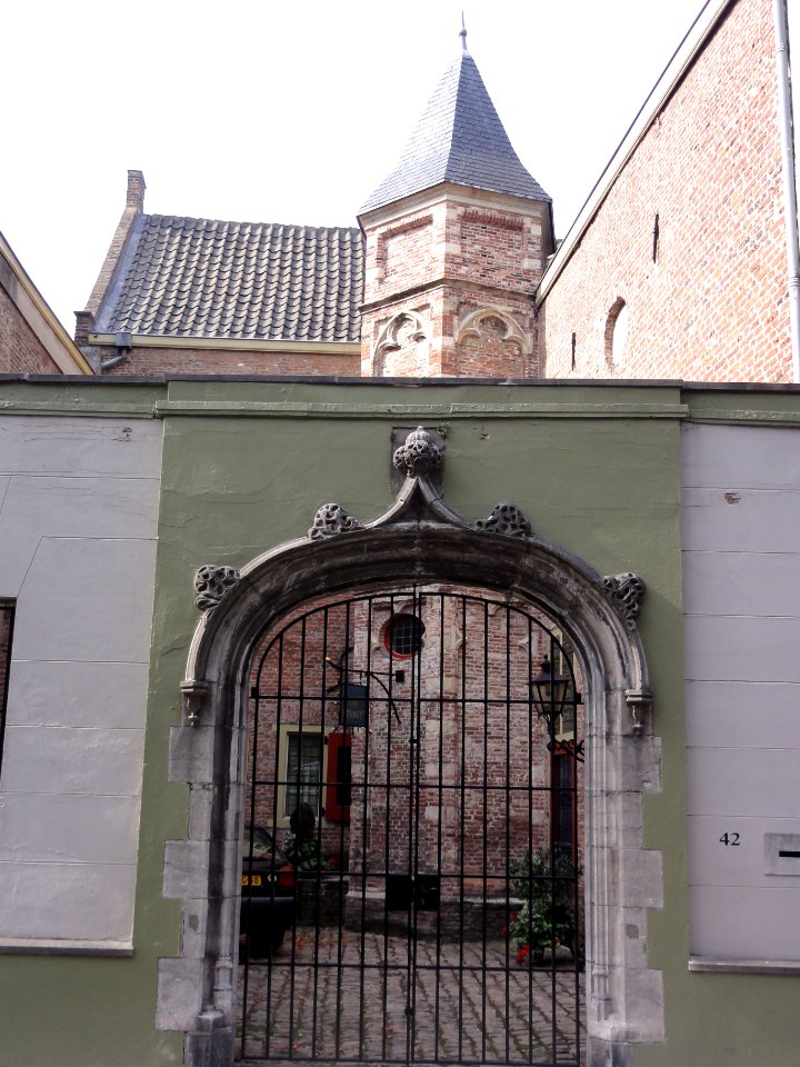 's-Hertogenbosch_Rijksmonument_21809_Munt,_Postelstraat_42,_poort
