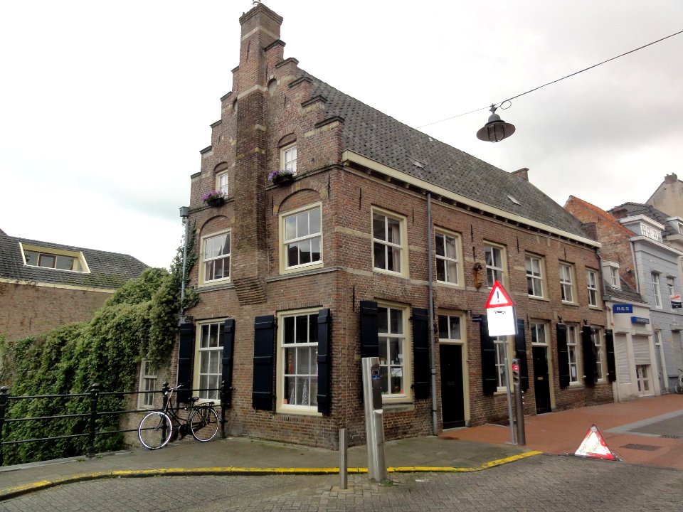 's-Hertogenbosch_Rijksmonument_21742_Nieuwstraat_13,_15,_17