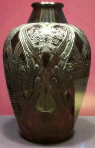 'Lezards_et_Bluets_Vase'_by_René_Lalique,_Dayton_Art_Institute