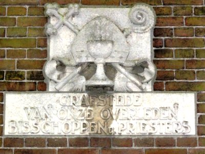's-Hertogenbosch_begraafplaats_Groenendaal_bisschopskapel,_grafstede_gevelrelief