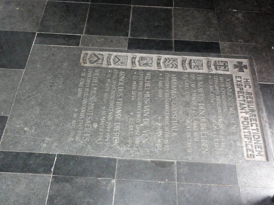 's-Hertogenbosch_Rijksmonument_522404_begraafplaats_Groenendaal_bisschopskapel,_gedenksteen_bisschoppen
