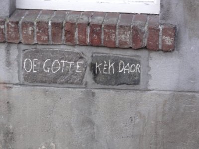 's-Hertogenbosch_Rijksmonument_21736_Molenstraa_1_-_St.Jansstraat_2,_gevelinscriptie_OE_GOTTE_KÈK_DAOR