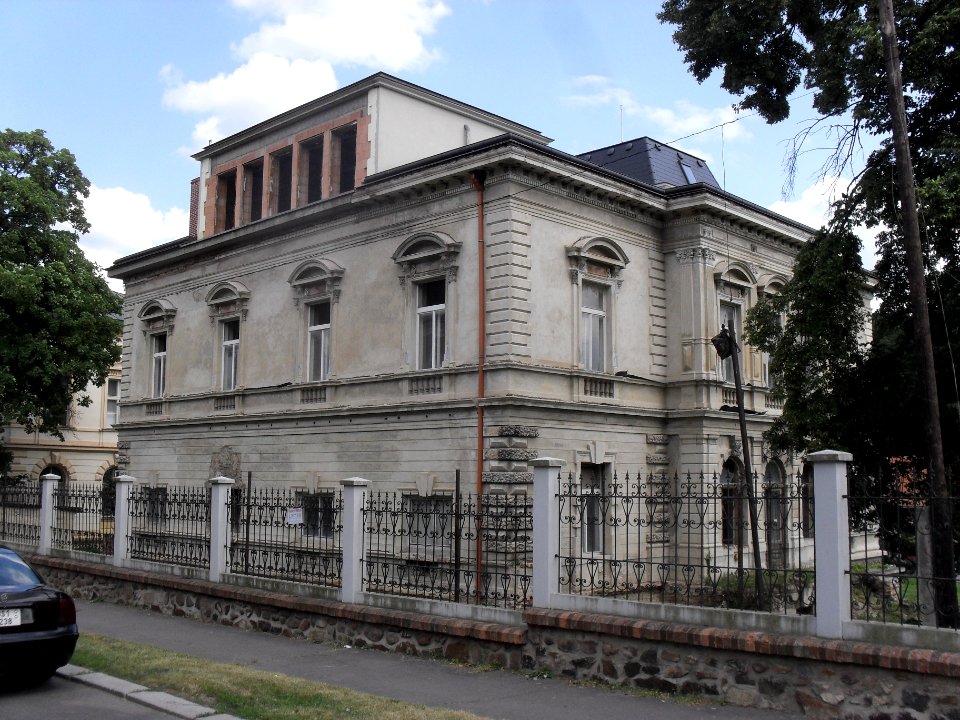 (TTO)_Vila_(Teplice)_-_zanedbánek_vedle_knihovny_1