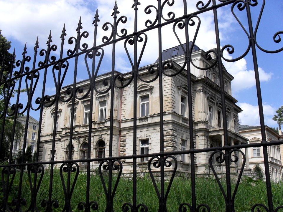 (TTO)_Vila_(Teplice)_-_zanedbánek_vedle_knihovny_3