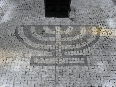 (TTO)_-_památník_nové_Teplické_synagogy_B
