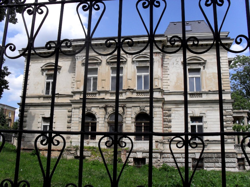 (TTO)_Vila_(Teplice)_-_zanedbánek_vedle_knihovny_2