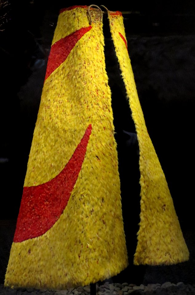 'Ahu'ula,_Hawaiian_feather_cloak,_Bishop_Museum,_00323