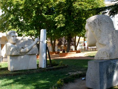 -_Monumento_a_los_pintores_Tubia_y_Santamaria